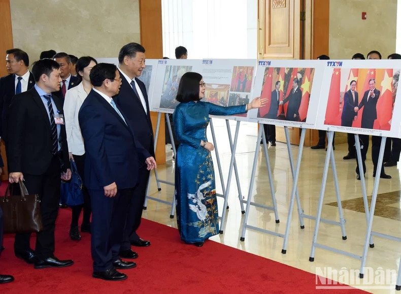 越南政府总理范明正和中共中央总书记、中国国家主席习近平参观越中两国关系图片展。 越南政府总理范明正和中共中央总书记、中国国家主席习近平参观越中两国关系图片展。