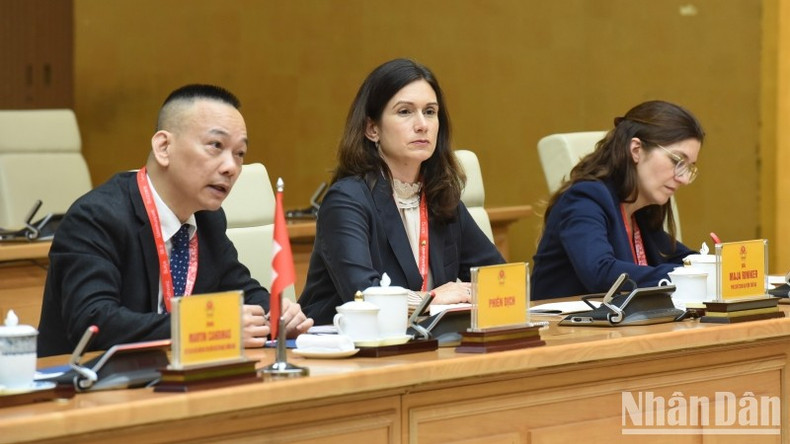 陪同瑞士联邦议会国民院议长马丁·堪迪纳斯的成员。