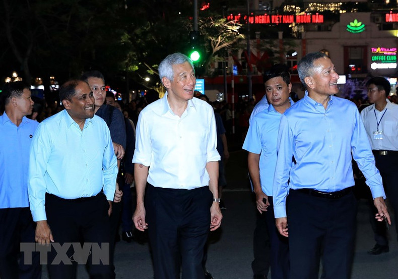 新加坡总理李显龙漫步在还剑湖畔。(图片来源:越通社) 新加坡总理李显龙漫步在还剑湖畔。(图片来源:越通社)