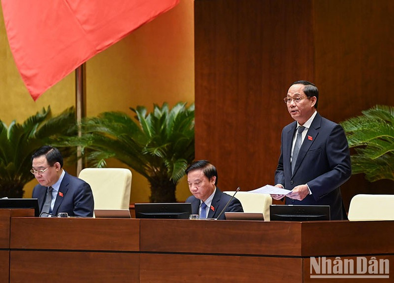 国会副主席陈光方指引《公民身份证法》(修正案)草案讨论内容。 国会副主席陈光方指引《公民身份证法》(修正案)草案讨论内容。