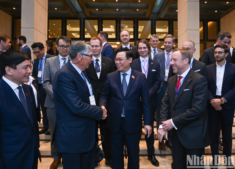 国会主席王廷惠同欧盟-东盟商业理事会代表交谈。