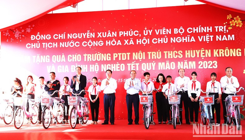 阮春福主席向克容布县寄宿制民族初中学校的贫困学生赠送50辆自行车。 阮春福主席向克容布县寄宿制民族初中学校的贫困学生赠送50辆自行车。