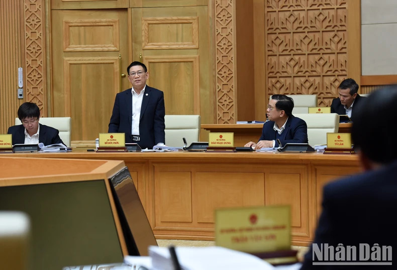 财政部部长胡德福发表讲话。