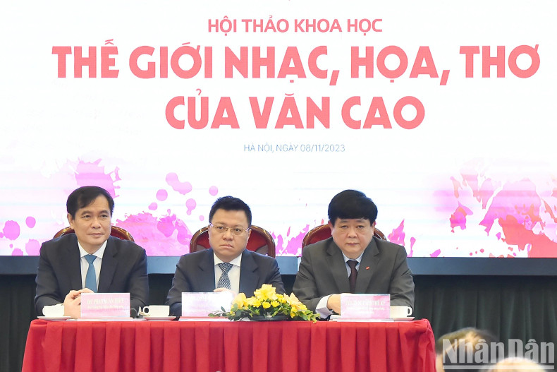 越共中央委员、《人民报》社总编辑黎国明,原越共中央委员、中央文艺理论批评委员会主席、副教授、博士、作家阮世纪,中央宣教部副部长潘春始一同主持研讨会。 越共中央委员、《人民报》社总编辑黎国明,原越共中央委员、中央文艺理论批评委员会主席、副教授、博士、作家阮世纪,中央宣教部副部长潘春始一同主持研讨会。