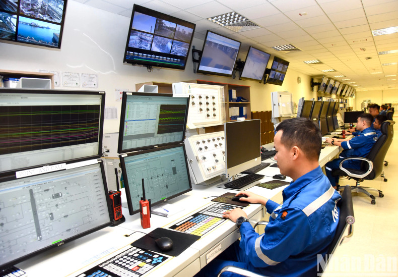 宜山炼油石化厂控制中心。