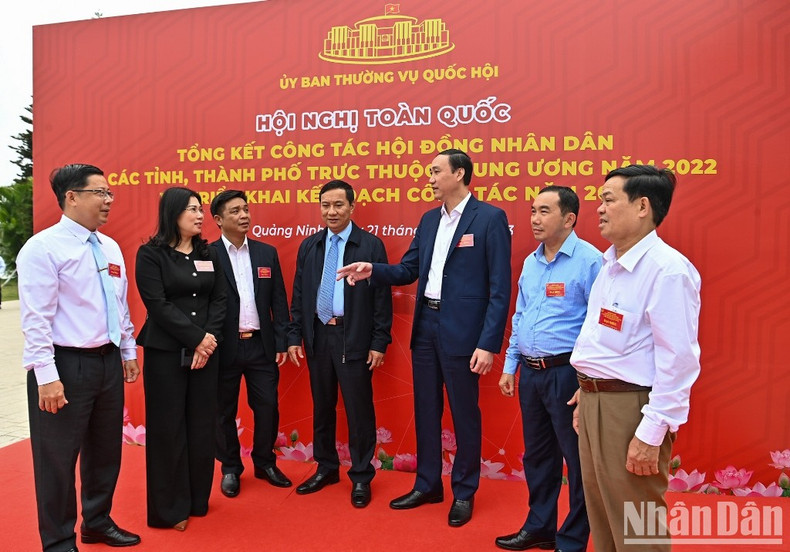 与会代表在会议期间交流。 与会代表在会议期间交流。