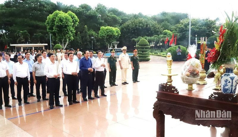 越共中央内政部部长潘廷镯一行在得乐省敬香缅怀英雄烈士。 越共中央内政部部长潘廷镯一行在得乐省敬香缅怀英雄烈士。