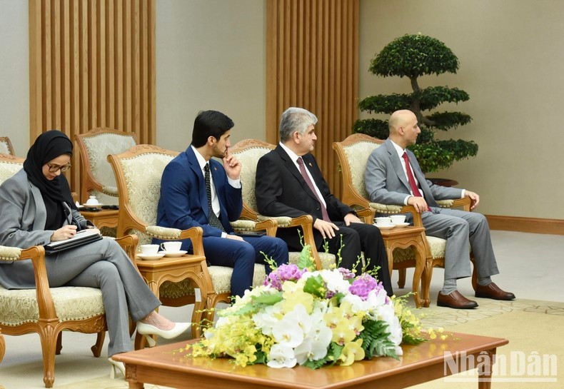 陪同阿联酋外贸国务部长塔尼·本·艾哈迈德·阿尔·泽尤迪博士访越的各位代表出席会见。