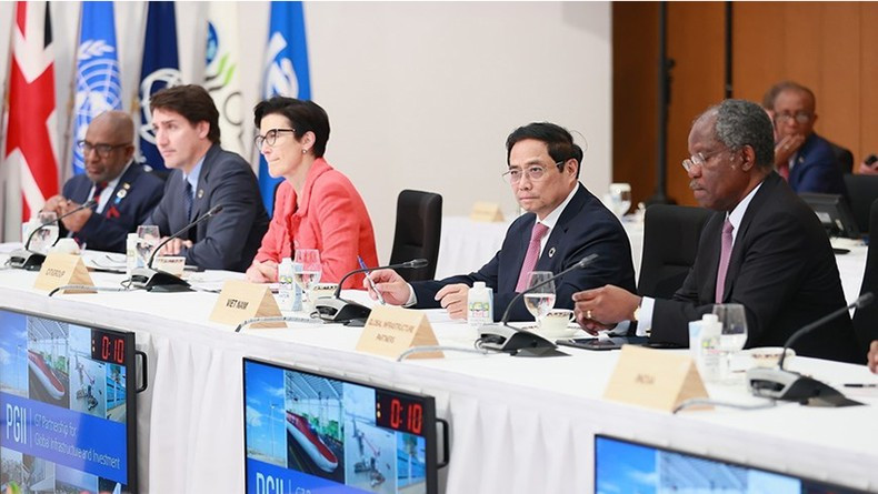 范明正总理出席讨论会。 范明正总理出席讨论会。