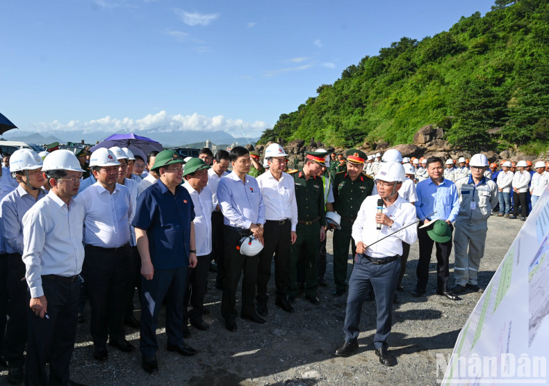 项目投资业主向国会主席和工作组报告建设进展情况。