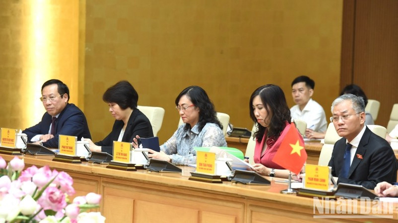 各位政府成员出席会见。