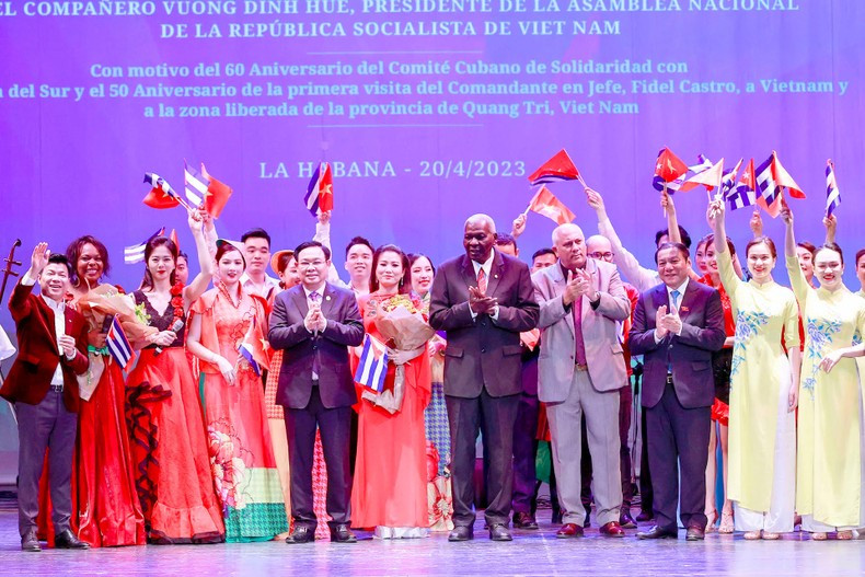 越南国会主席王廷惠与古巴全国人民政权代表大会(国会)主席埃斯特万·拉索·埃尔南德斯向各名艺人送花。 越南国会主席王廷惠与古巴全国人民政权代表大会(国会)主席埃斯特万·拉索·埃尔南德斯向各名艺人送花。