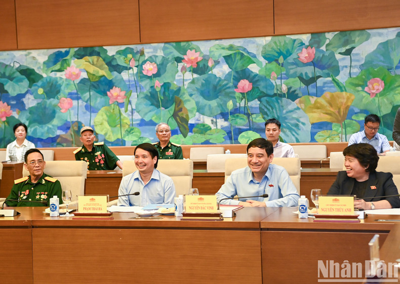 越南国会各直属委员会、国会办公厅领导和各位代表出席见面会。 越南国会各直属委员会、国会办公厅领导和各位代表出席见面会。