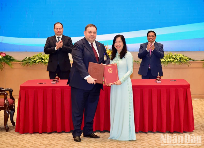 越南社会主义共和国政府与白俄罗斯共和国政府关于普通护照持有人免签证的协定。 越南社会主义共和国政府与白俄罗斯共和国政府关于普通护照持有人免签证的协定。