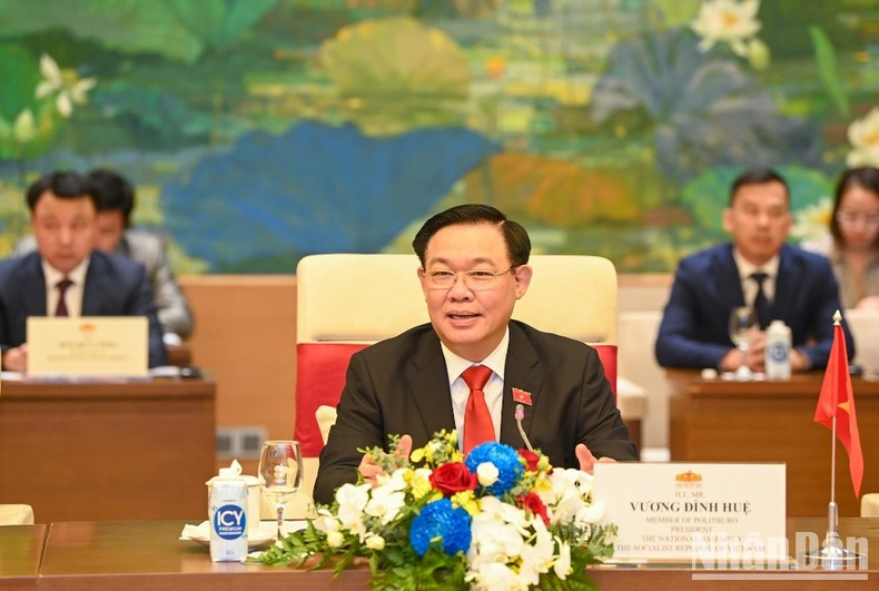 国会主席王廷惠在会见中发表讲话。