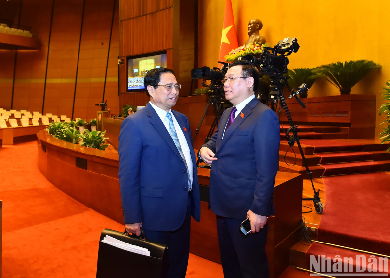 政府总理范明正和国会主席王廷惠在会议期间交谈。 政府总理范明正和国会主席王廷惠在会议期间交谈。