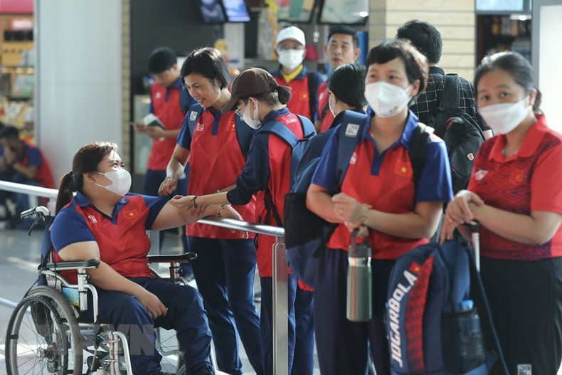 越南残疾人体育代表团启程赴柬参加第12届东盟残疾人运动会。(图片来源:越通社) 越南残疾人体育代表团启程赴柬参加第12届东盟残疾人运动会。(图片来源:越通社)