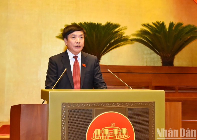 国会秘书长、国会办公厅主任裴文强阐述确认信任投票结果的决议草案。 国会秘书长、国会办公厅主任裴文强阐述确认信任投票结果的决议草案。