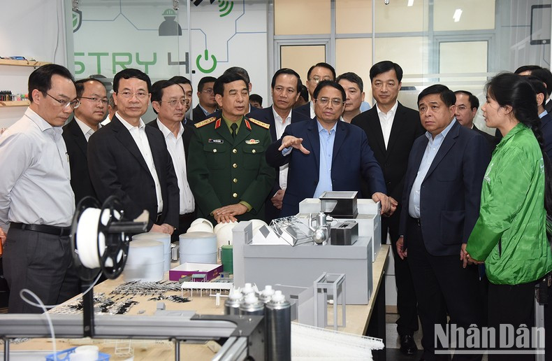 范明正总理参观服务于医疗工作的3D打印单位。 范明正总理参观服务于医疗工作的3D打印单位。