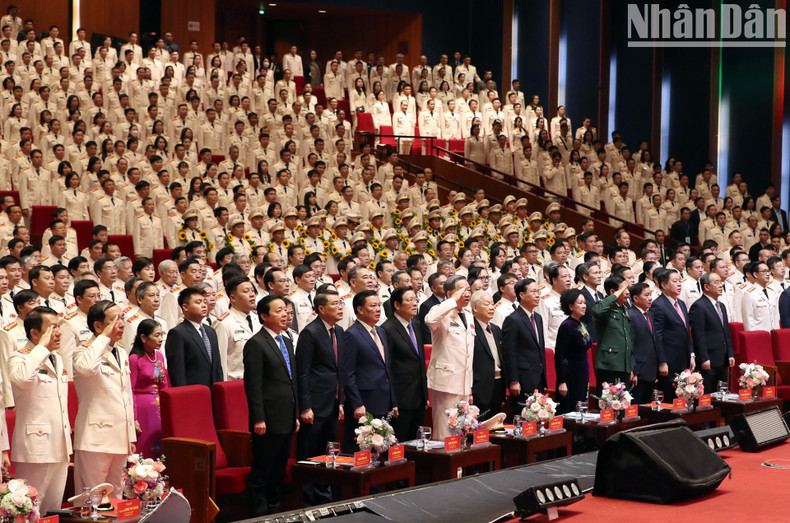 阮富仲总书记、国家主席武文赏同党、国家其他领导人和各位代表出席纪念典礼。 阮富仲总书记、国家主席武文赏同党、国家其他领导人和各位代表出席纪念典礼。