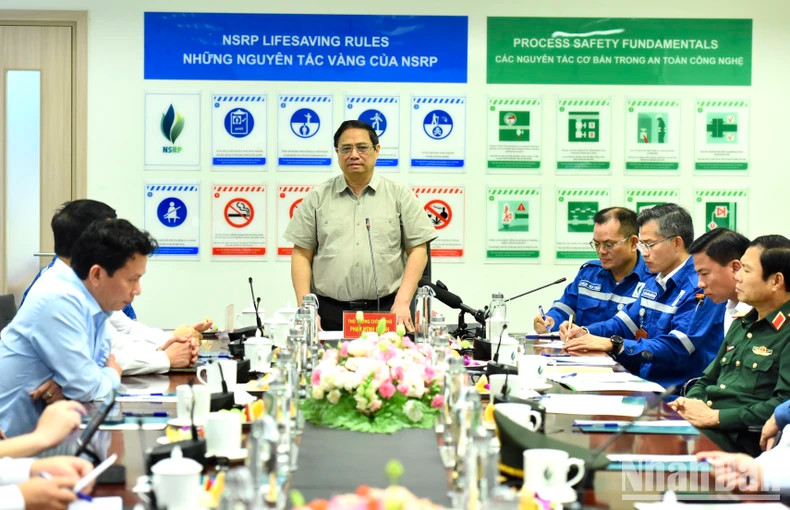 范明正总理同宜山炼油厂领导表举行工作会议。