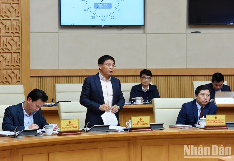 交通运输部部长阮文胜发表讲话。