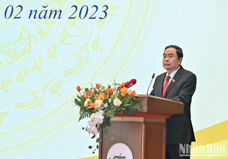 国会常务副主席陈青敏在会议上发表指导性讲话。 国会常务副主席陈青敏在会议上发表指导性讲话。