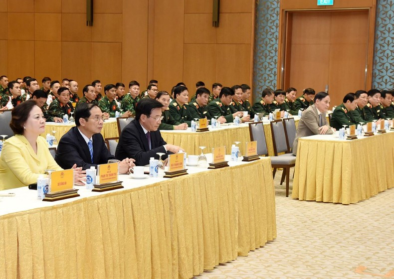 各部委、单位领导出席见面会。