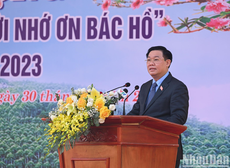 国会主席王廷惠发表讲话。 国会主席王廷惠发表讲话。