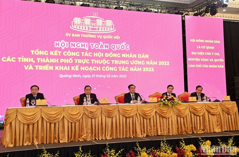 国会主席王廷惠,中央书记处常务书记武文赏,国会常务副主席陈青敏主持会议。 国会主席王廷惠,中央书记处常务书记武文赏,国会常务副主席陈青敏主持会议。