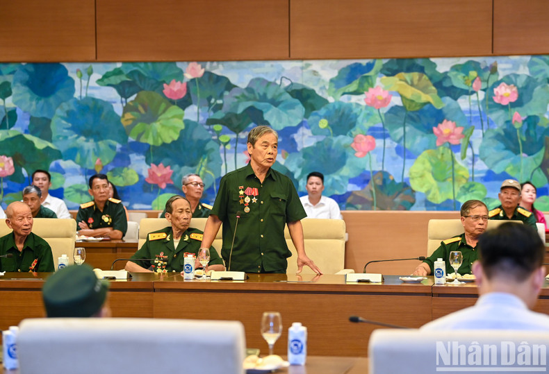 义安省被敌人逮捕和监禁的老革命战士协会代表发表意见。 义安省被敌人逮捕和监禁的老革命战士协会代表发表意见。