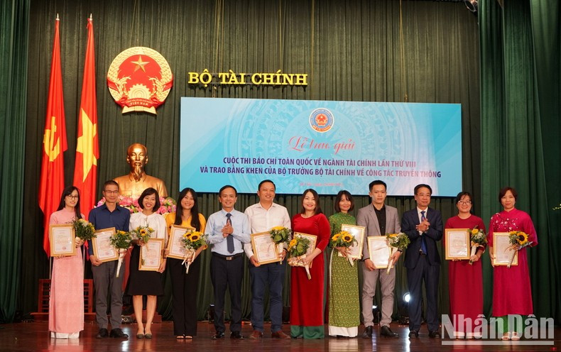 获得三等奖的作者。 获得三等奖的作者。