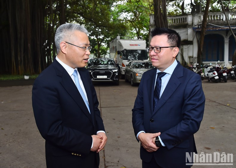 黎国明同志与胡兆明同志在会见后交谈。 黎国明同志与胡兆明同志在会见后交谈。