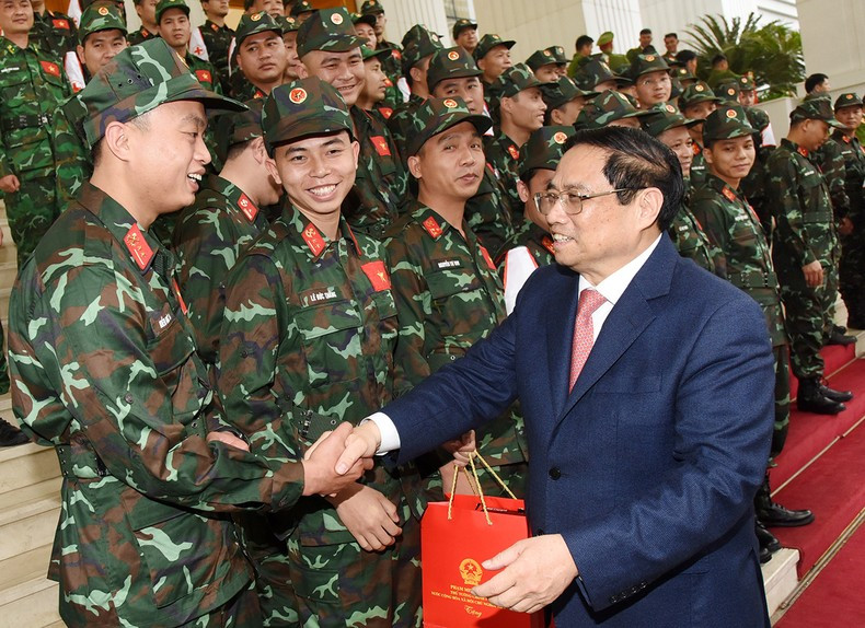 范明正总理同赴土耳其开展抗震救灾的干部、战士交谈。