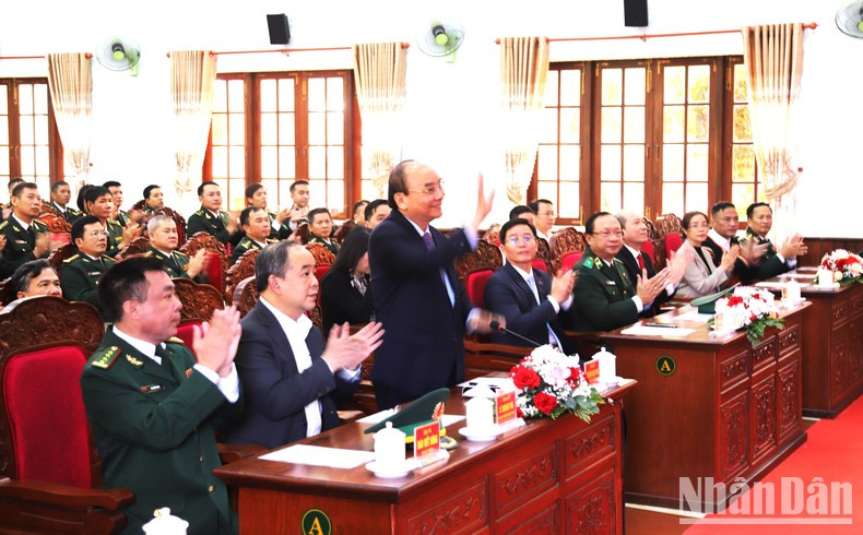 阮春福主席通过视频连线与当地各边防哨所的干部、战士和同胞们交流。 阮春福主席通过视频连线与当地各边防哨所的干部、战士和同胞们交流。