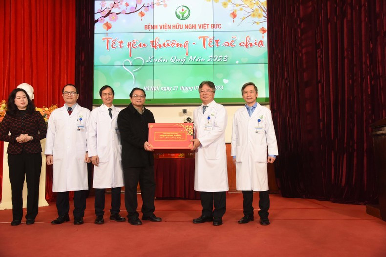 范明正总理向越德医院医务人员赠送礼物。 范明正总理向越德医院医务人员赠送礼物。