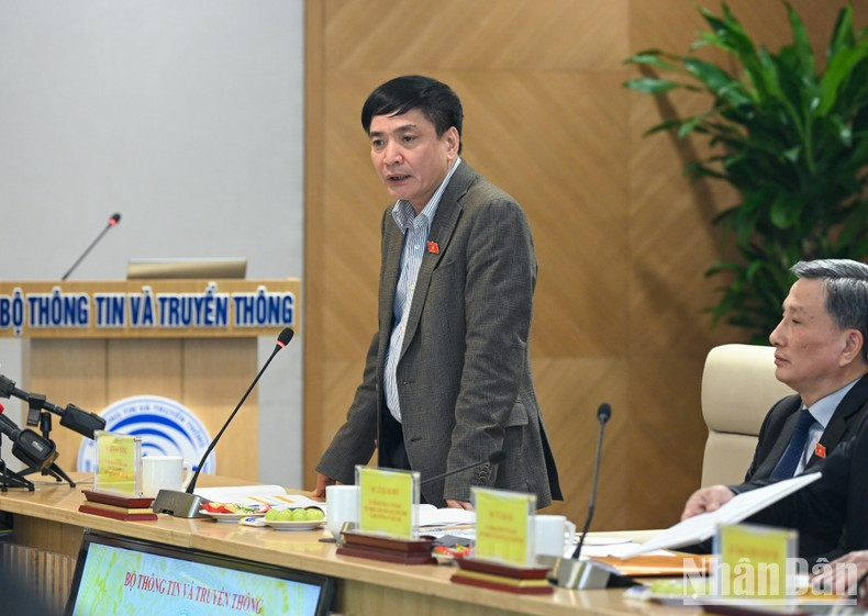 国会秘书长、国会办公厅主任裴文强发表讲话。 国会秘书长、国会办公厅主任裴文强发表讲话。