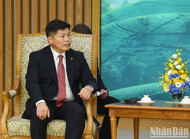 蒙古国法律内务部长尼亚木巴特尔在会见中发表讲话。