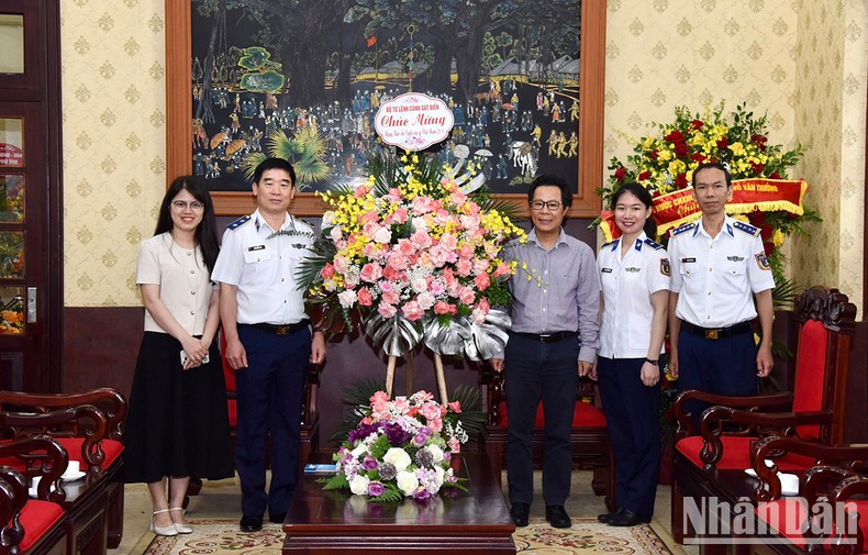 海警司令部代表团感谢《人民报》社近段时间的陪伴和分享。