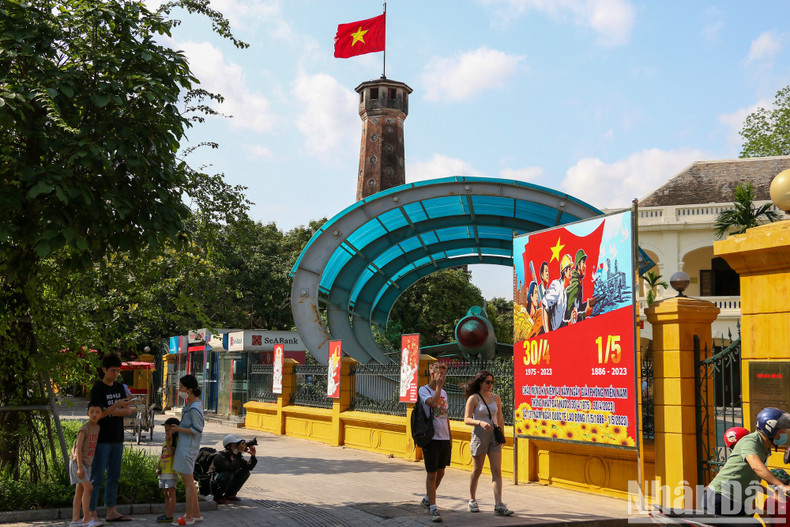 越南军事历史博物馆大门前布置了一块大海报。 越南军事历史博物馆大门前布置了一块大海报。