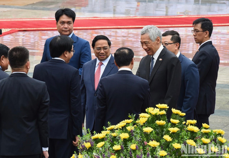 范明正总理向李显龙总理介绍越南代表团成员。 范明正总理向李显龙总理介绍越南代表团成员。