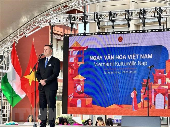 佐洛埃格塞格市市长巴拉伊茨·佐尔坦在活动上致辞。(图片来源:越通社) 佐洛埃格塞格市市长巴拉伊茨·佐尔坦在活动上致辞。(图片来源:越通社)