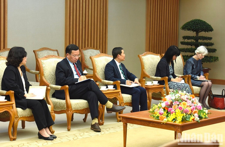 陪同国际劳工组织总干事吉尔伯特·洪博的成员出席会见。