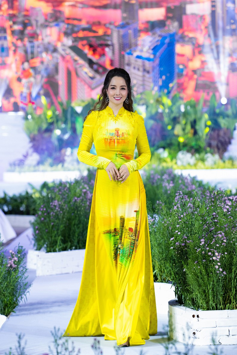 女演员兼制片人梅秋玄身着“远东之玉”奥黛系列的设计,展示了胡志明市沿河的美景。 女演员兼制片人梅秋玄身着“远东之玉”奥黛系列的设计,展示了胡志明市沿河的美景。