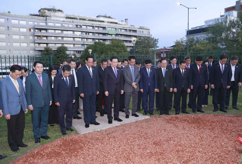 越南国会主席王廷惠和与会代表在胡志明主席塑像敬献花圈。 越南国会主席王廷惠和与会代表在胡志明主席塑像敬献花圈。