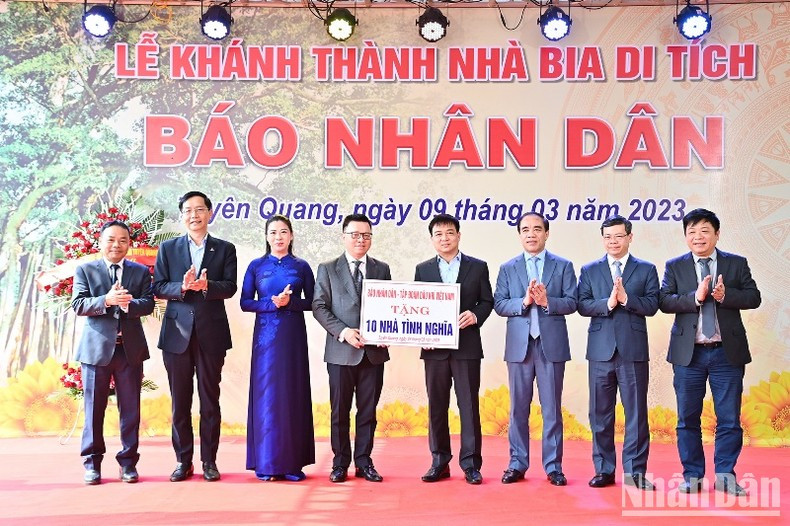《人民报》社和越南石油天然气集团象征性地向宣光省赠送了10间爱心房。 《人民报》社和越南石油天然气集团象征性地向宣光省赠送了10间爱心房。