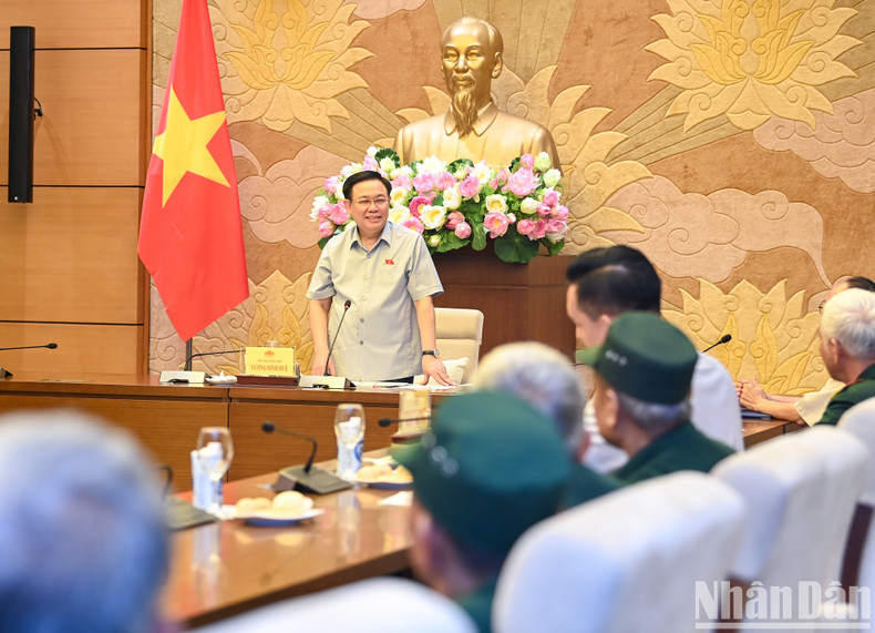 国会主席王廷惠在见面会上发表讲话。 国会主席王廷惠在见面会上发表讲话。