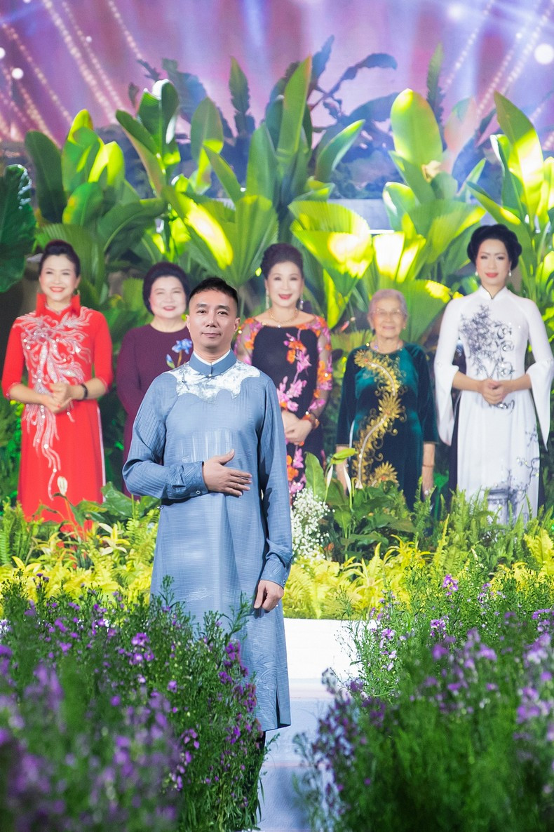 设计师杜郑怀南以设计师和奥黛节大使两种身份参加胡志明市奥黛节。 设计师杜郑怀南以设计师和奥黛节大使两种身份参加胡志明市奥黛节。
