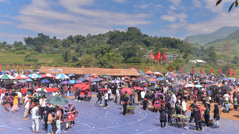 节日期间,赫蒙族经常举行糍粑舂米比赛,吸引众多民众和游客前来参观。 节日期间,赫蒙族经常举行糍粑舂米比赛,吸引众多民众和游客前来参观。