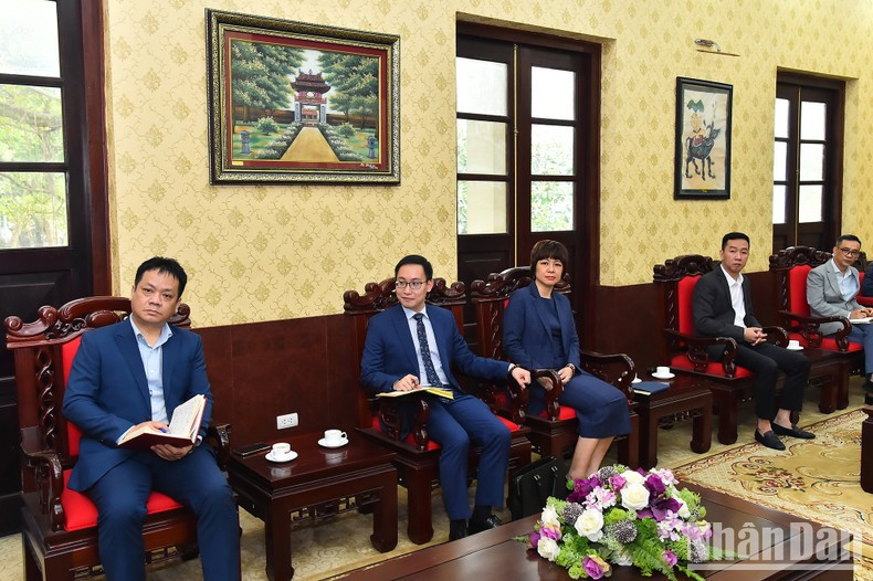 《人民报》社各部、单位领导及越共中央对外部代表出席会见。 《人民报》社各部、单位领导及越共中央对外部代表出席会见。